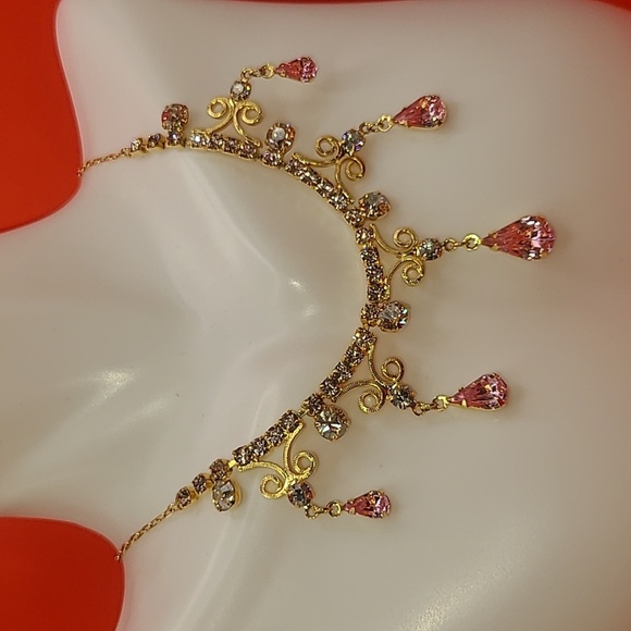 Necklace with gold color and faux stones looks very princess like - Picture 3 of 8